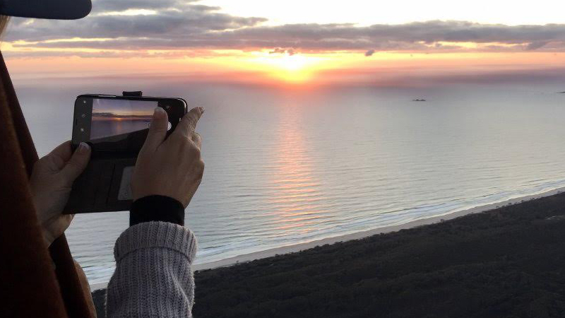 Experience the magic and wonder of a hot air baloon flight over the magnificent Byron Bay landscape!